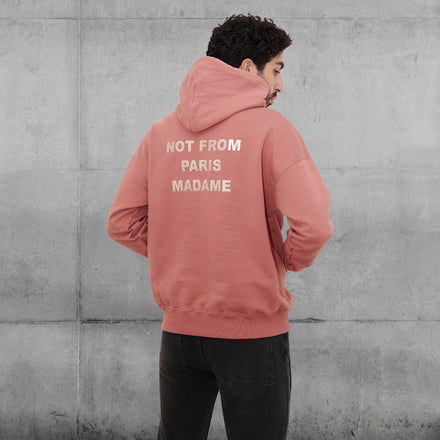 LE HOODIE SLOGAN SCARLET by Drole De Monsieur